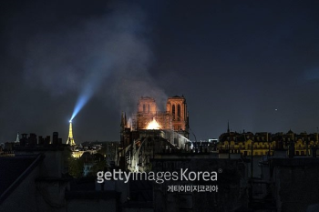 불타는 노트르담 대성당 '지붕 완전 붕괴'