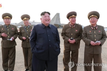 김정은, 신형 전술유도무기시험 지도…연이틀 '안보 챙기기'