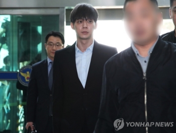 박유천, 모자 눌러쓴 채 취재진 피해 두번째 출석