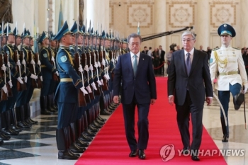 한·카자흐 정상회담…'한반도 평화프로세스' 협력에 공감대