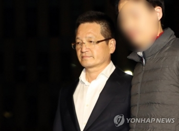 '김학의 성접대' 윤중천, 영장기각 후 첫 소환…전방위 조사