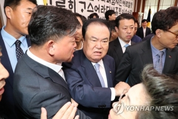 한국당 “오신환 사보임 안 돼“…고성·몸싸움에 문 의장 병원행