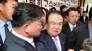 한국당 “오신환 교체 말라“ 의장실 점거…국회 아수라장
