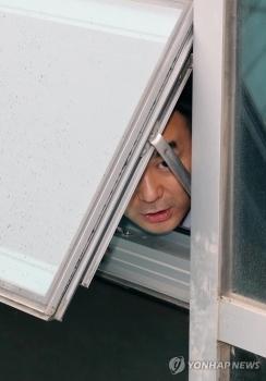 한국당에 감금된 채이배, 창문 틈으로 “창문 뜯어서라도 나가야“