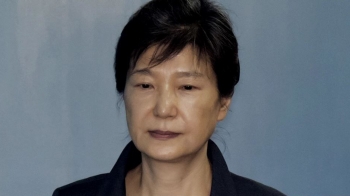 박근혜, 형 집행정지 신청 '불허'…구속 상태로 재판