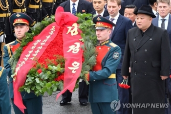 김정은, 러 전몰용사 추모시설 헌화…예정보다 2시간여 지연