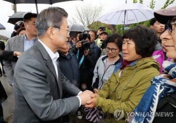 산불피해 주민들 피해복구 호소에 문대통령 “용기 잃지 마시라“