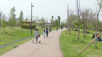 '먼지 없는' 맑은 날에 붐빈 공원…내일 전국 빗방울 
