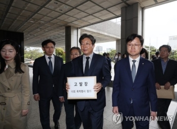 '패스트트랙 극한대치' 민주-한국, 대대적 '맞고발전'으로 확전