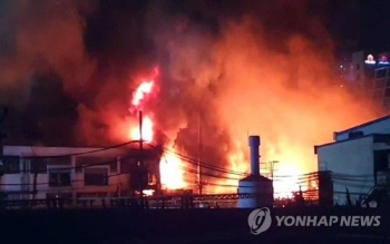 군포 페인트 공장서 불…소방당국 대응 3단계 진화 중