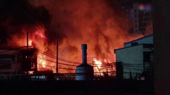 군포 페인트공장 불, 3시간 만에 진화…“인명피해 없어“