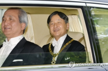 문대통령, 즉위 일왕에 축전…“한일관계 발전에 관심 가져달라“