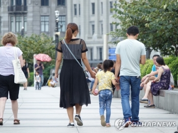 “중국 인구 2023년 14억1천만명 정점…정부 예상보다 5년 빨라“