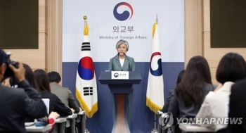 강경화 “구겨진 태극기, 있을 수 없는 실수…책임 통감“