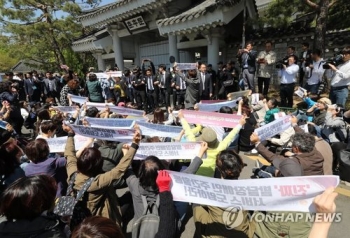 장애인 부모들, 청와대 기습시위…“허울뿐인 정책 바꿔라“