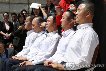 한국당, '패스트트랙 무효' 집단삭발…“사생취의 결기“