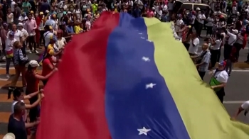 '전쟁터' 된 나라 떠나…베네수엘라, 이어지는 '탈출 행렬'
