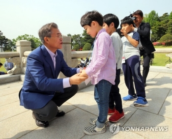 문 대통령, 어린이날 '강원산불 진화' 소방관 자녀 만난다