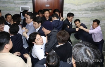 민주 “한국당 허위·과장 고발…강력 법적조치“