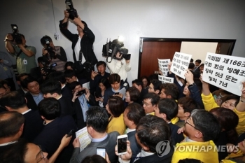 '패스트트랙 대치' 국회의원 97명 고소·고발…총 164명