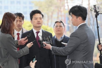 '명예훼손 피소' 김태우 전수사관 경찰 출석…“대질조사 원해“