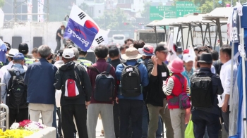 애국당, 광화문광장에 '천막' 기습 설치…시민들과 충돌