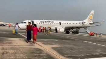 [해외 이모저모] 미얀마 여객기, 앞바퀴 없이 비상착륙 '아찔'