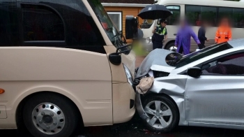 남해 보리암 순환버스·승용차 충돌 사고…25명 다쳐