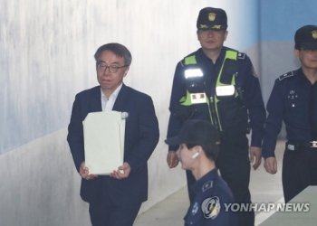 임종헌 “추가 구속영장 발부 부적법“…검찰 “재판부 재량“