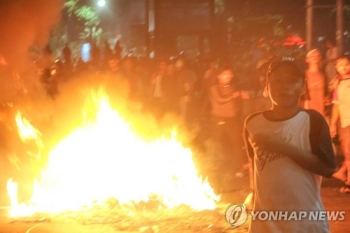 인니 대선 불복 시위 폭력사태로 번져…6명 사망·200여명 부상