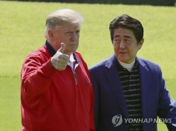 트럼프, 일 무역협상 타결 유예 시사…“선거앞둔 아베 배려한 듯“