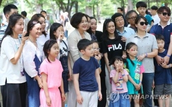 김정숙 여사, 미혼모·다문화가족 격려…“모든 길이 정답“