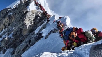 에베레스트 정상에 몰린 '긴 대기줄'…숨 막히는 산악인들