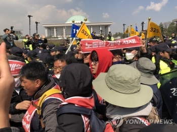 민주노총 간부 6명 구속영장…“국회앞 집회때 폭력행위“