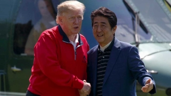 “트럼프 가이드인가“…아베 '극진 대접' 일본서도 논란