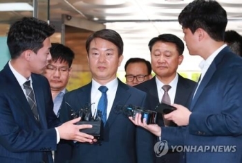 '선거개입' 강신명 구속기소…정무수석 지시로 맞춤정보 생산