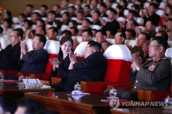 북한 김정은 잇단 공개활동…군 공연 군인가족과 기념사진