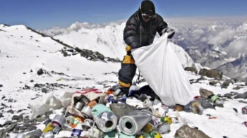 '대청소' 에베레스트서 쓰레기 11톤…시신 4구도 발견
