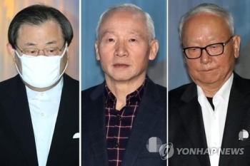 대법 '특활비 상납' 이병기·이병호 전 국정원장 구속취소