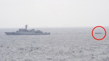 해군, 동해 표류 중이던 북한 어선 구조…북측에 인계