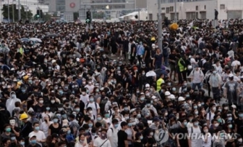 홍콩 민심 폭발 조짐에 '범죄인 인도 법안' 심의 일단 연기