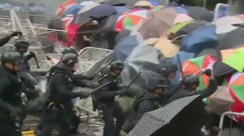 시민 얼굴에 최루탄 쏜 홍콩 경찰…과잉진압 영상 잇따라
