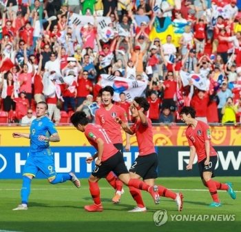 정상 못 갔지만 최고성적…한국남자축구 새역사 쓴 정정용호