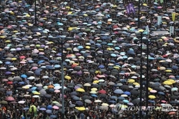 홍콩인들, '송환법 보류 아닌 철폐' 요구 '검은 대행진'