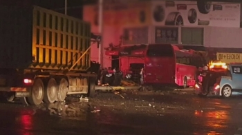 충남 아산서 버스-덤프트럭 충돌…2명 사망·32명 부상