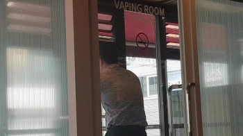 [밀착카메라] 카페 안 '전자담배 전용 흡연실'…당당히 '뻐끔'