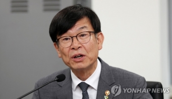 정책실장되며 통화음 바꾼 김상조…“국민이 날 일으켰다“