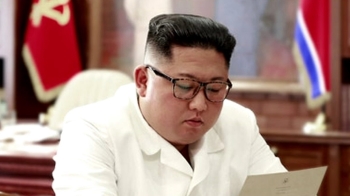'트럼프 친서' 받아든 김 위원장 “훌륭한 내용에 만족“
