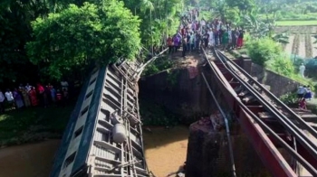 [해외 이모저모] 방글라데시 열차 추락 사고…5명 숨져