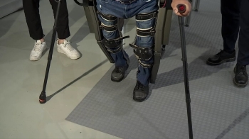 뺑소니 사고로 휠체어 생활 18년 만에…로봇 입고 걷다